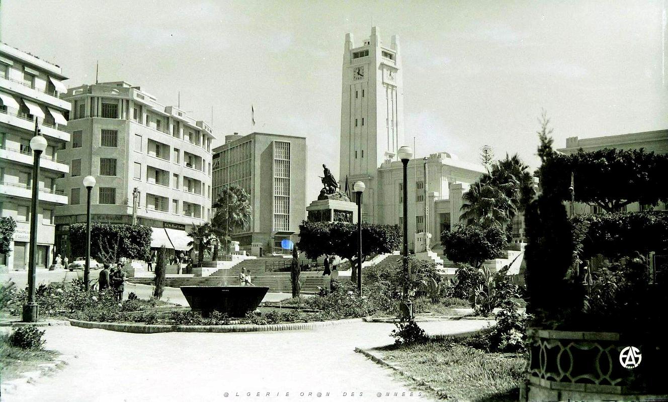 Mostaganem 526- Place de l'hotel de ville  COLLECTION DES AMIS DE ND DE SANTA CRUZ.JPG